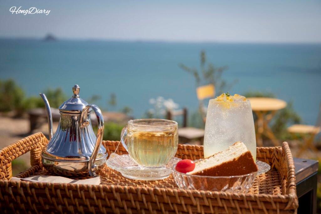 Bebidas del Café Tol con vista al mar en la aldea de terrazas de Gacheon, Namhae