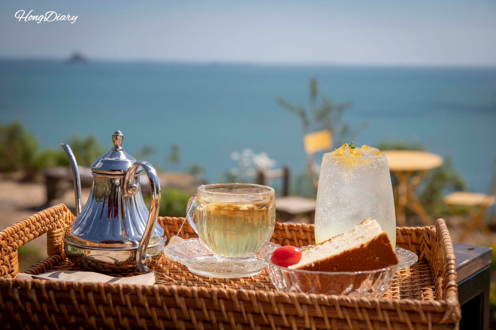Bebidas del Café Tol con vista al mar en la aldea de terrazas de Gacheon, Namhae