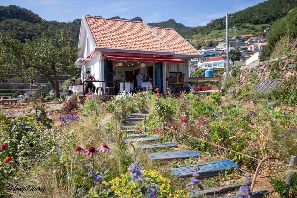 Fachada del Café Tol en la aldea de terrazas de Gacheon, Namhae