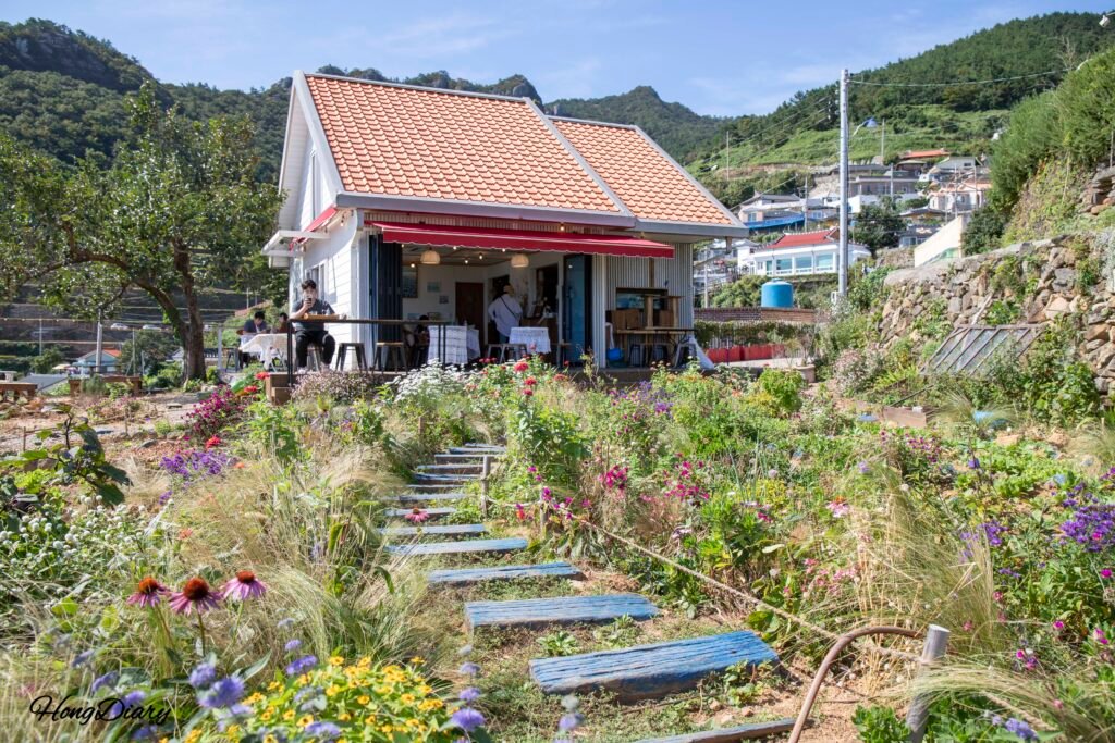 加川棚田マウルに佇むカフェ・トルの全景