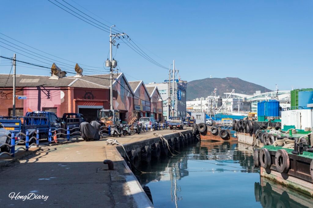 Vista de la calle principal del Pueblo de Arte Ganggangyi en Yeongdo, Busan