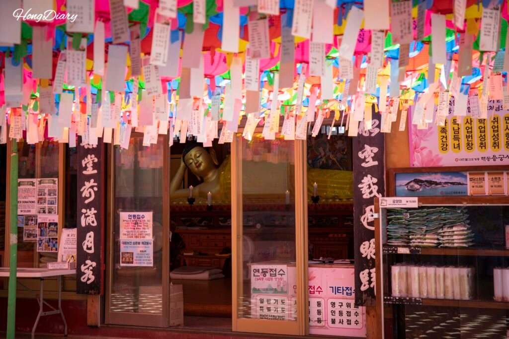海東龍宮寺の燃灯販売所と仏像
