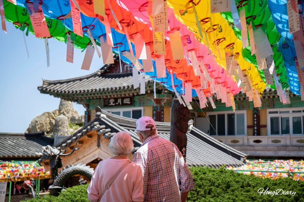 海東龍宮寺に吊るされたカラフルな願掛け燃灯