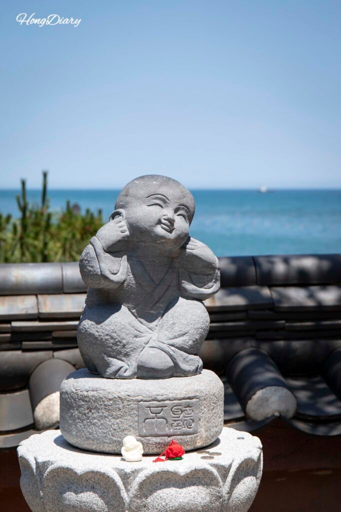 海東龍宮寺の童子僧石像と海の景色