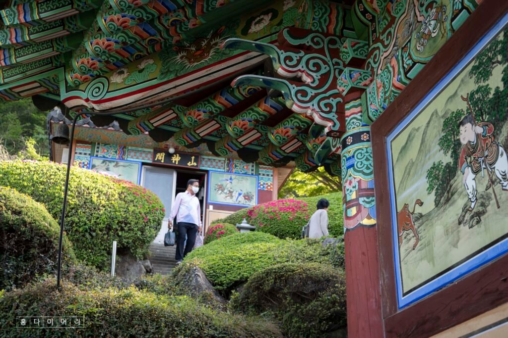 Decoración tradicional en el interior del Templo Jangsu, Masan