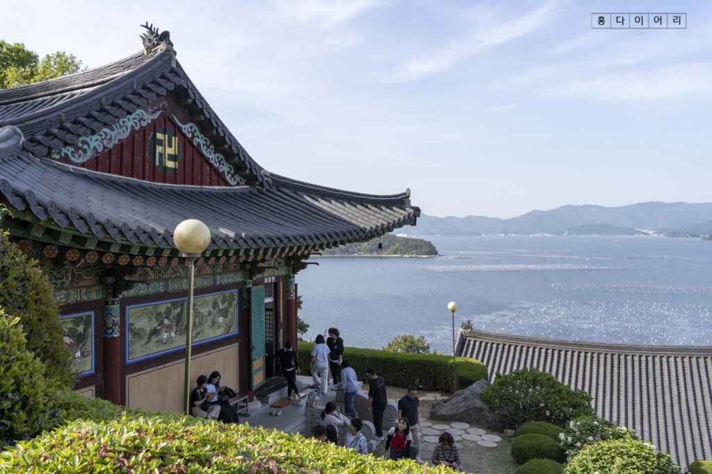 馬山湾を背景に佇む長水庵の全景