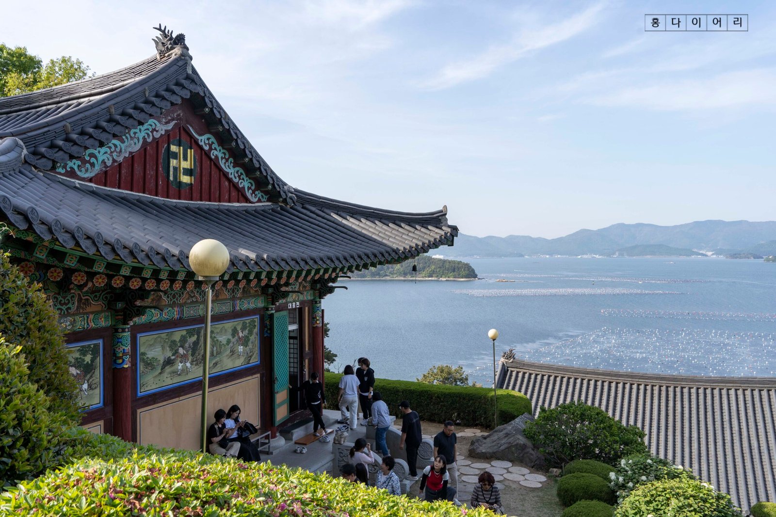 馬山湾を背景に佇む長水庵の全景