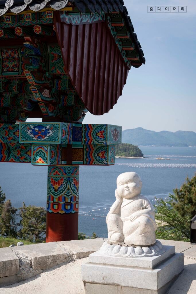 Ornamento del Templo Jangsu con vistas a la bahía de Masan al fondo