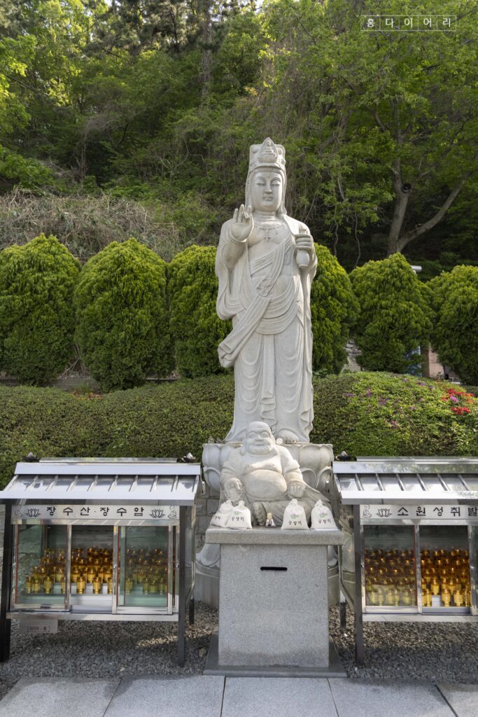 長水庵境内に佇む石像