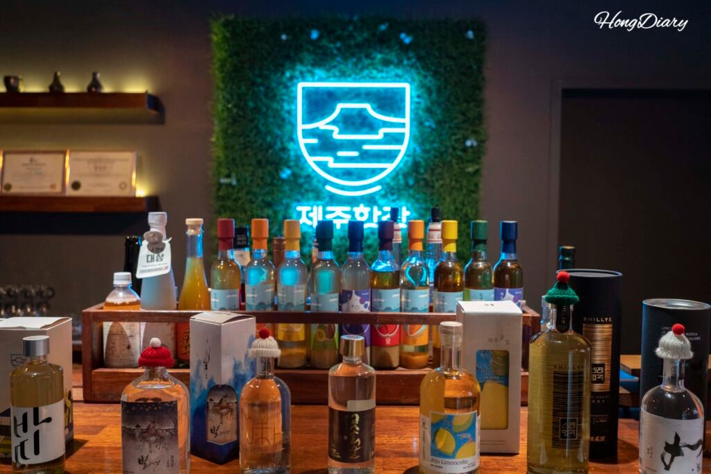 Logo y botellas de licores tradicionales de Jeju en Jeju-Hanjan Mercado Dongmun