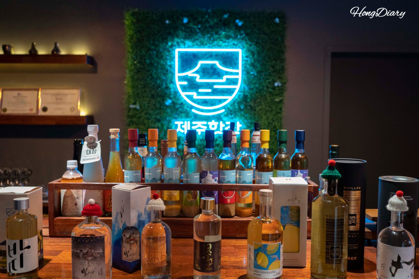 Logo y botellas de licores tradicionales de Jeju en Jeju-Hanjan Mercado Dongmun