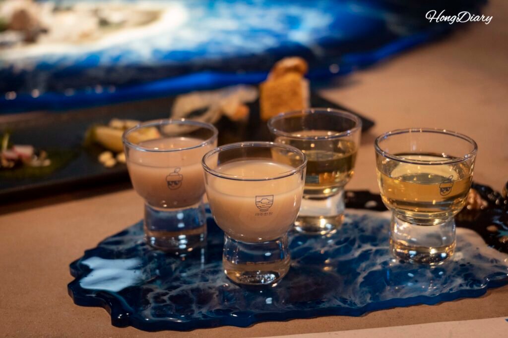 Licor tradicional coreano servido en copa durante la experiencia en Jeju-Hanjan