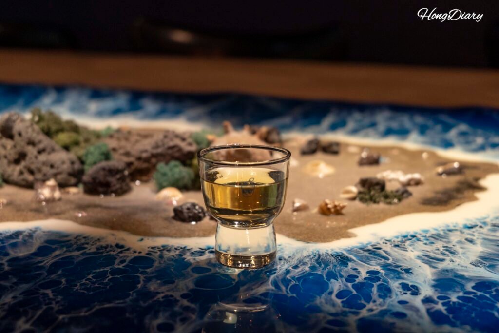 Copa de licor tradicional coreano en la experiencia de degustación Jeju-Hanjan