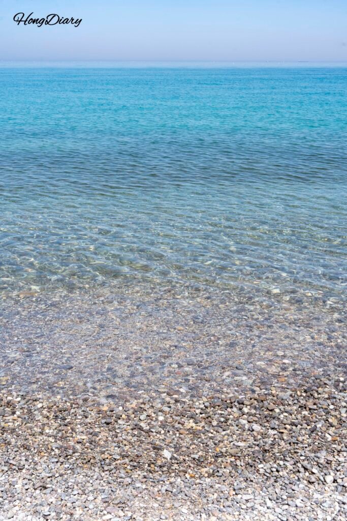 Agua transparente y cristalina en la playa Oryugo Ara Gyeongju