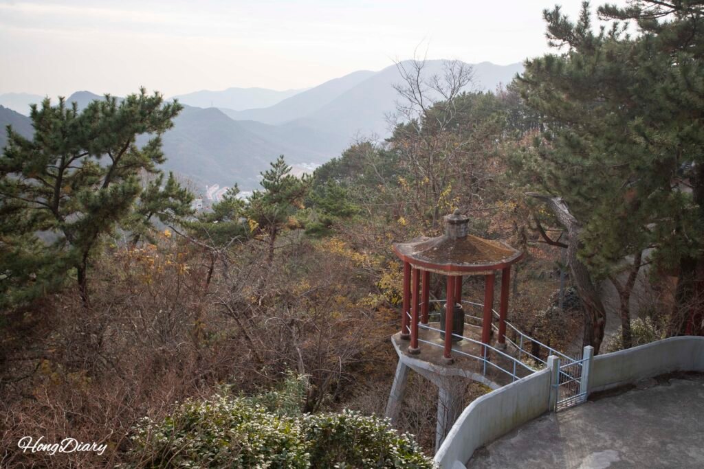 石仏寺境内から望む釜山市街地と影島（ヨンド）の眺望