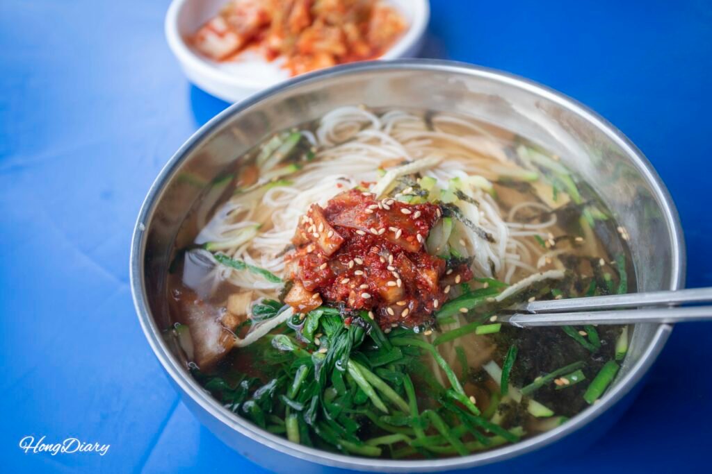 Puesto de comida junto al estacionamiento de Seokbulsa con fideos coreanos janchi guksu