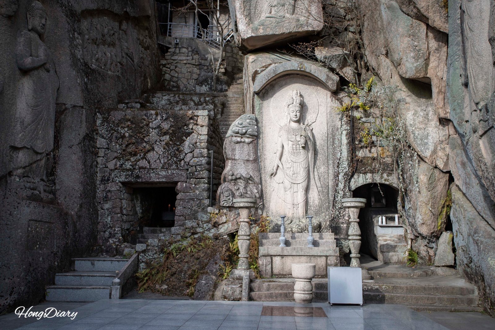 釜山・石仏寺の岩壁に刻まれた石仏群
