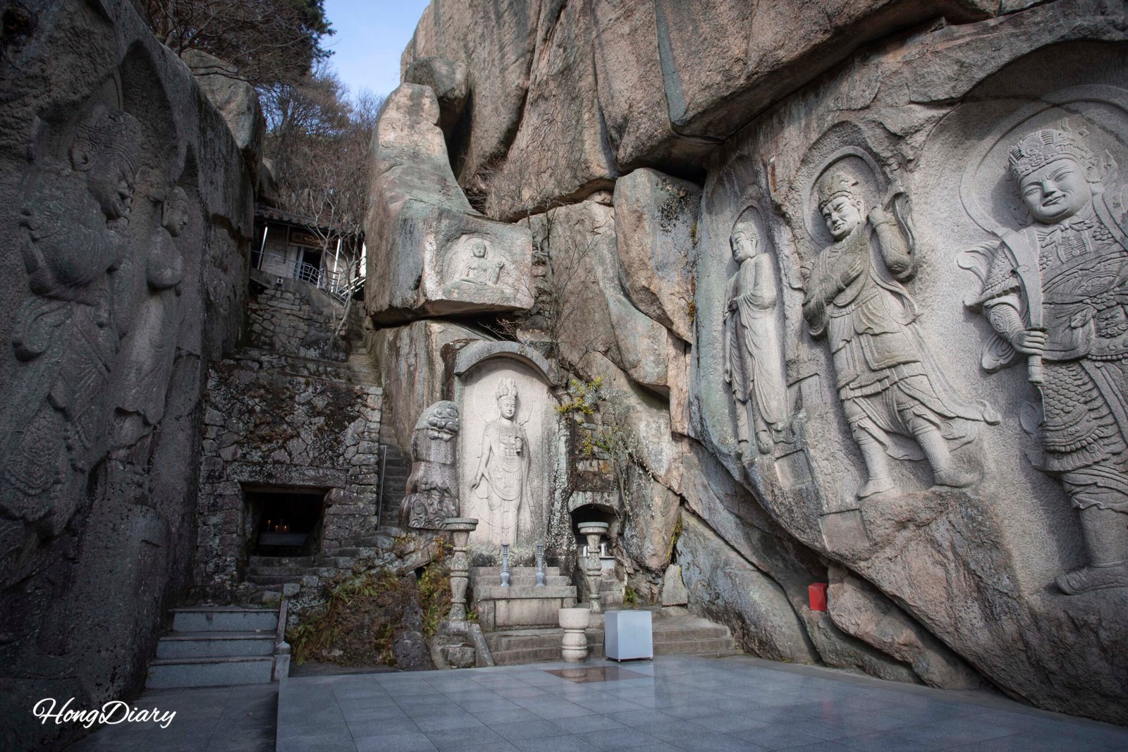 29 figuras de buda talladas en la pared rocosa del templo Seokbulsa, Busan