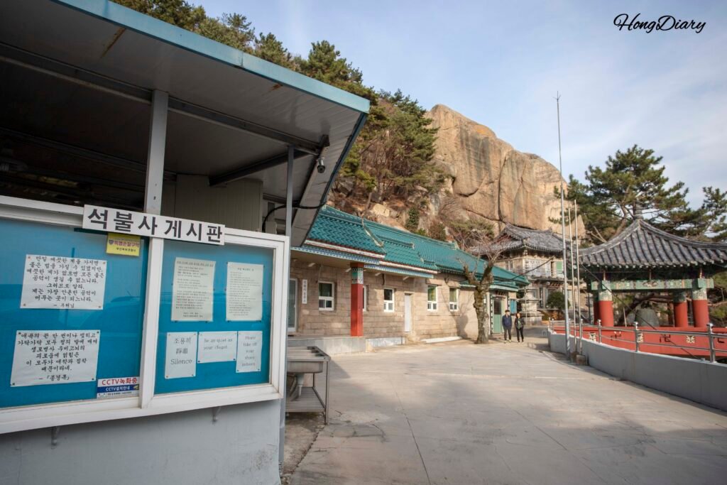 Entrada al templo Seokbulsa en la montaña Geumjeongsan, Busan