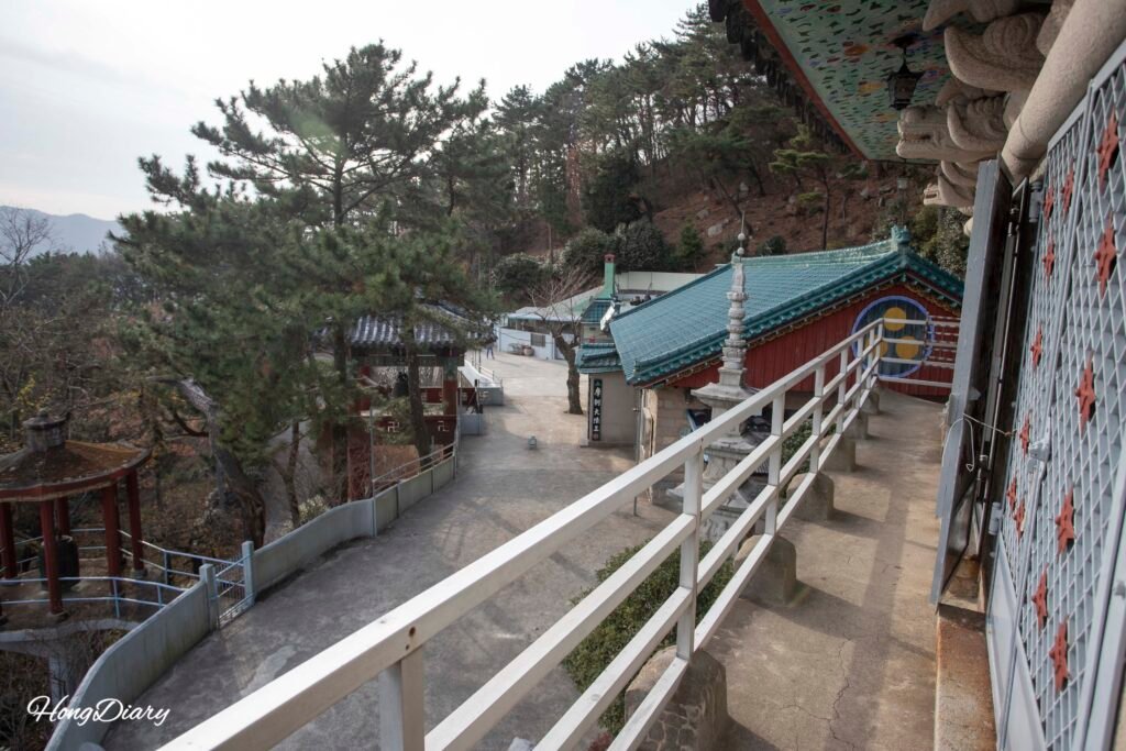 釜山・金井山の屏風岩（ビョンプンアム）と石仏寺の全景