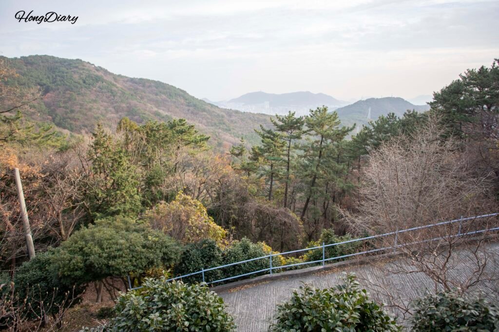 異なる角度から見た石仏寺と屏風岩の全景、釜山