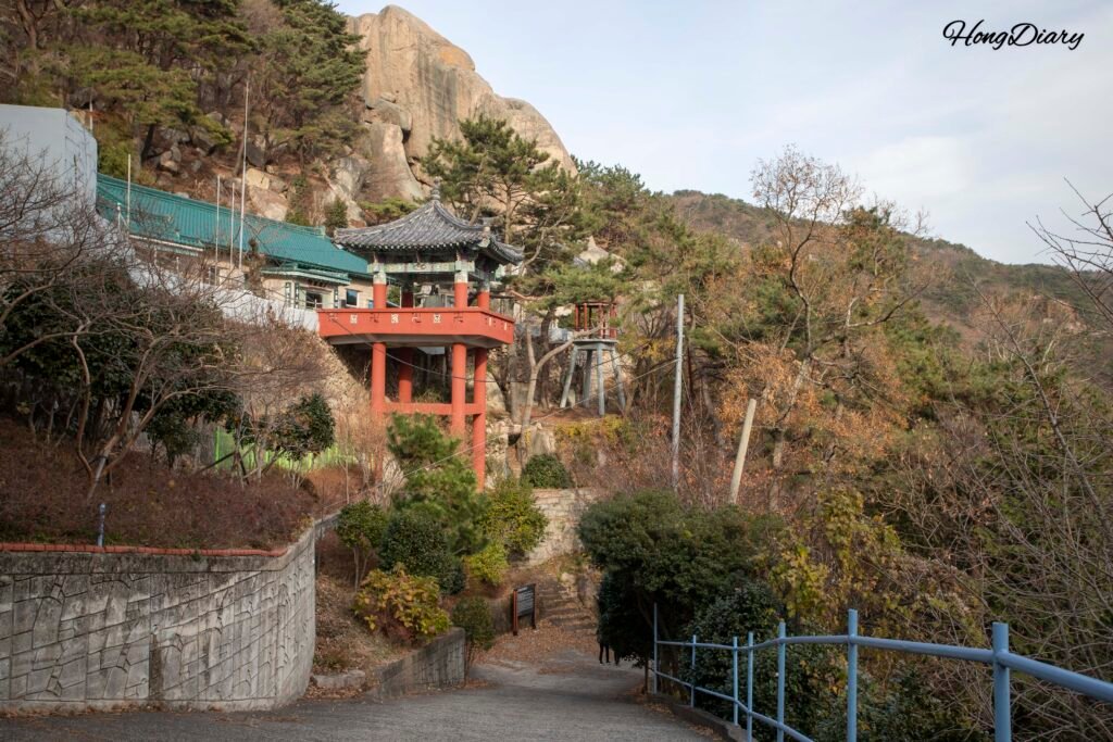 Vista del templo Seokbulsa desde el sendero de ascenso en Geumjeongsan, Busan