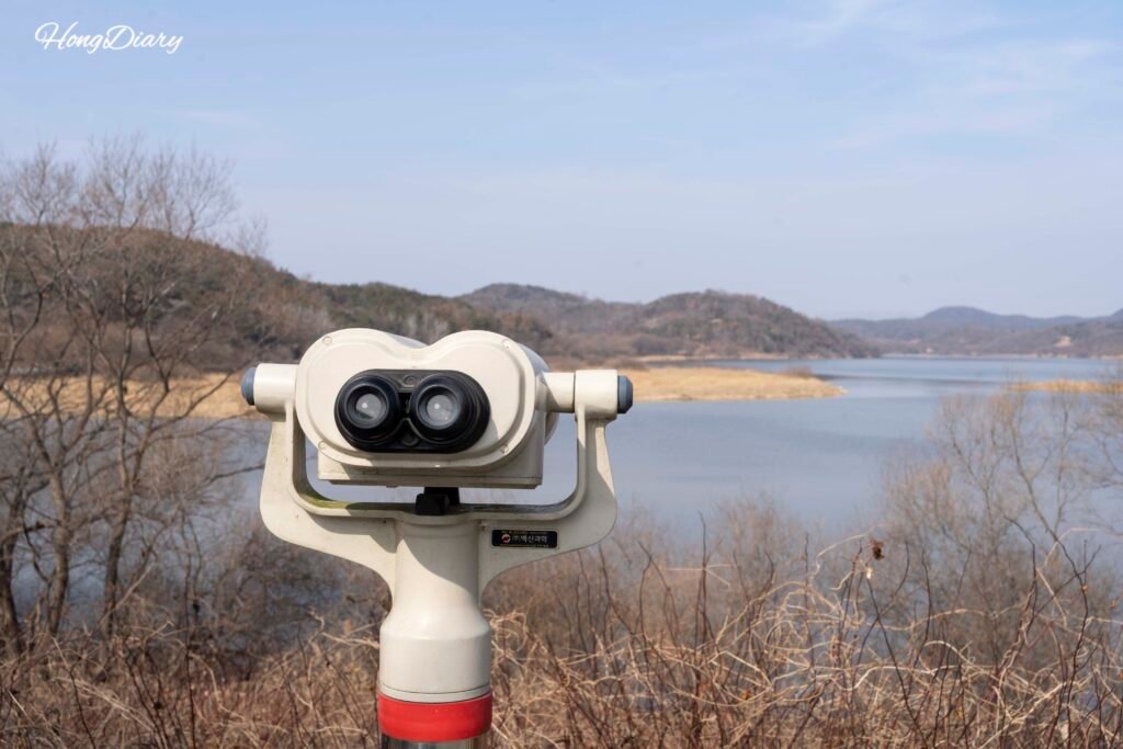 牛浦沼の観察望遠鏡と湿地の眺め（昌寧・韓国）