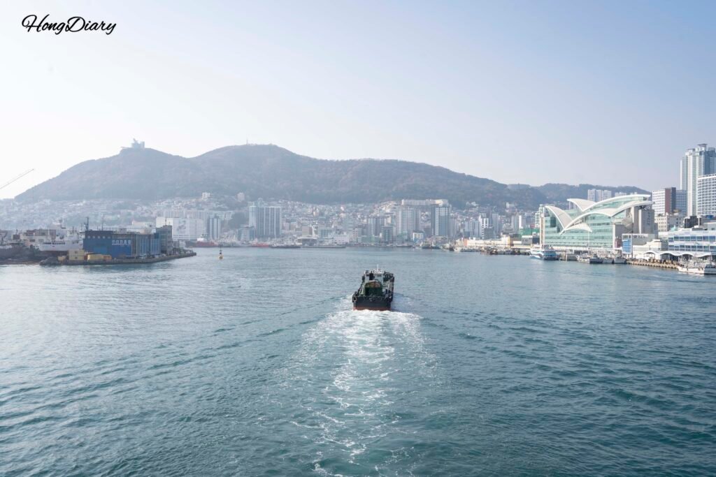 影島の海を行く貨物船と釜山の海の眺め