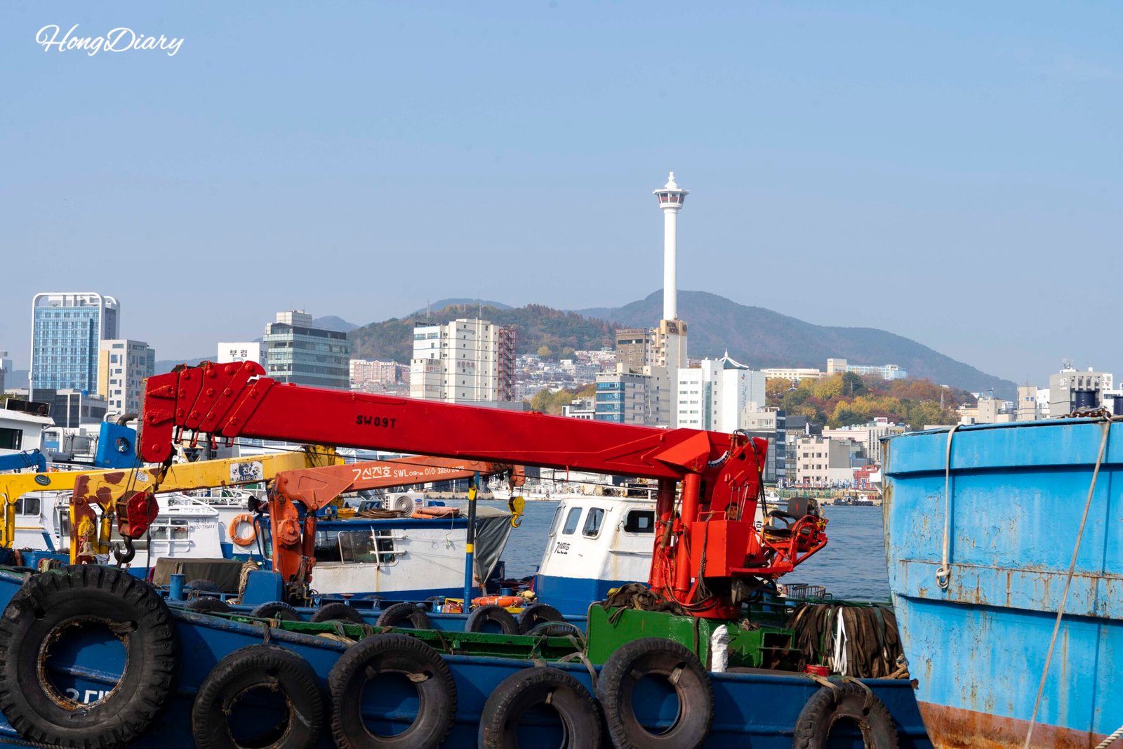 Vista al mar desde Yeongdo con la Torre de Busan y Nampodong — caminata por Busan, Puente Yeongdo a Ganggangyi