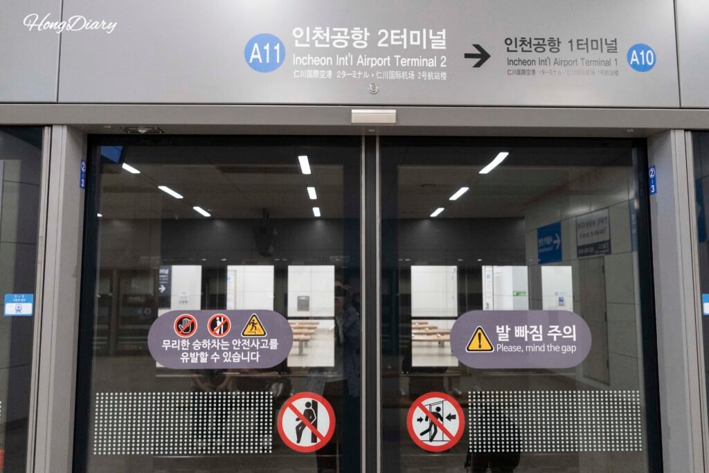 Zona de abordaje del tren con paradas AREX en el Aeropuerto Incheon