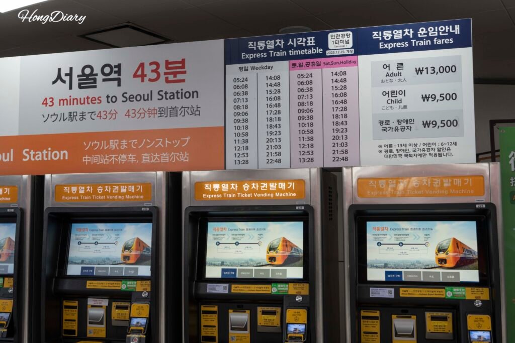 Tablero de horarios del tren expreso AREX en la Estación Seúl
