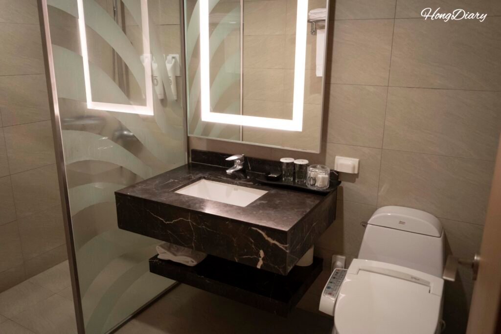 Baño con cabina de ducha en Astar Hotel, Jeju
