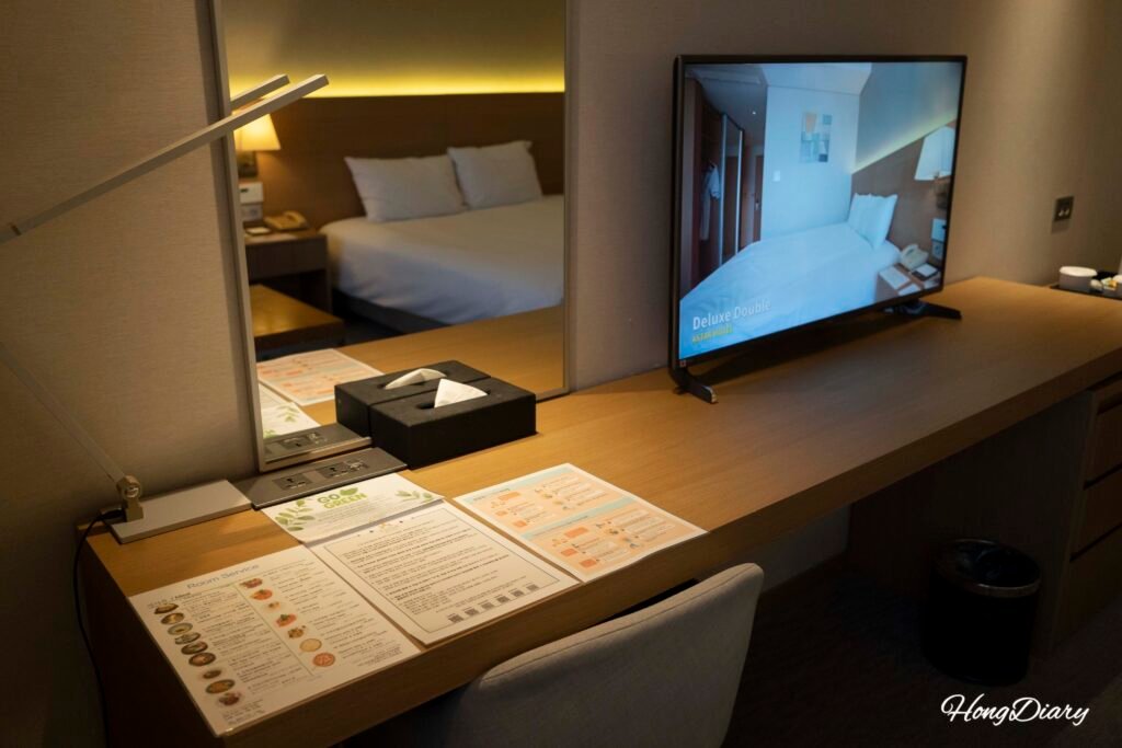 Tocador y menú del servicio a la habitación de Astar Hotel