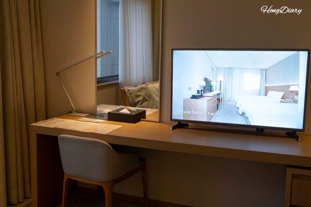 Desk and TV in a guest room at Astar Hotel, Jeju