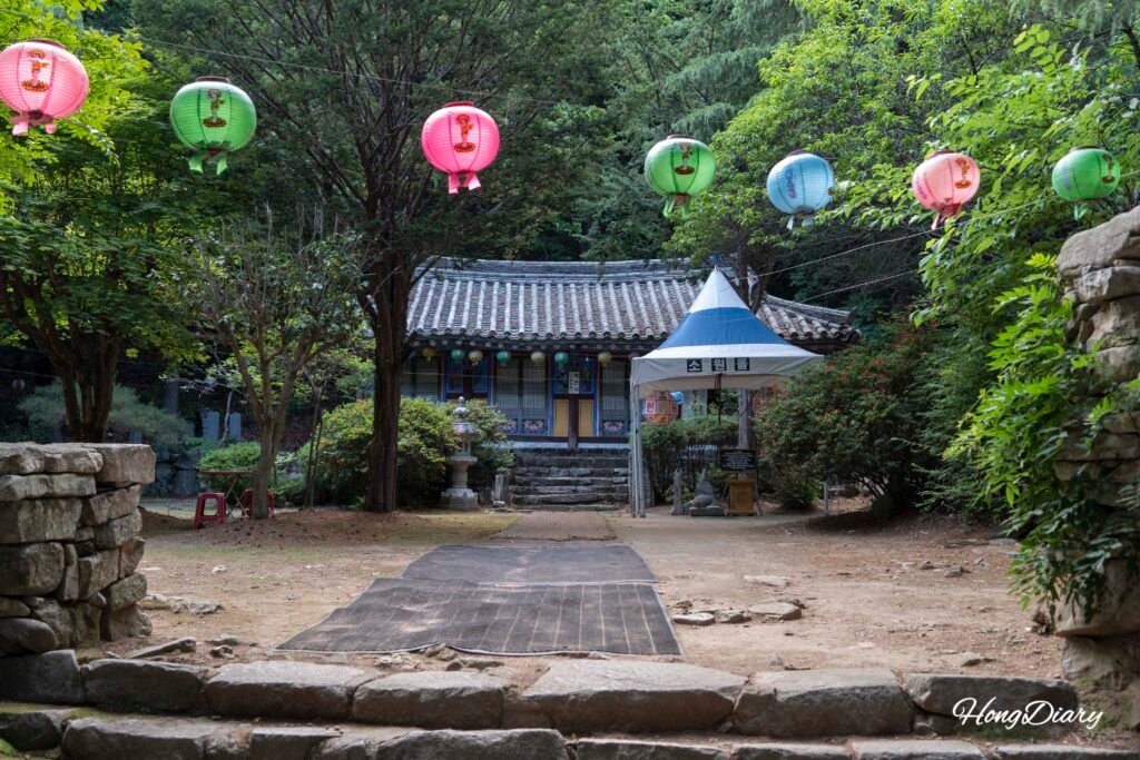 ホバクソ渓谷への道中にある白蓮寺(ペンニョンサ)の外観
