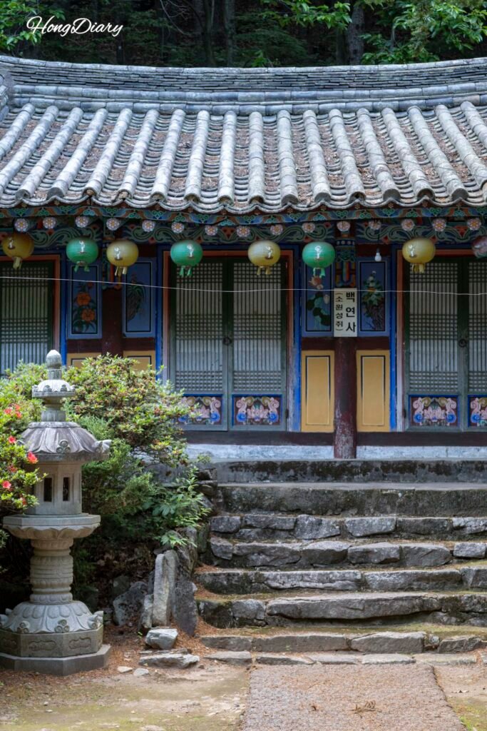 Templo budista Baengnyeonsa en el camino al Valle Hobakso Miryang