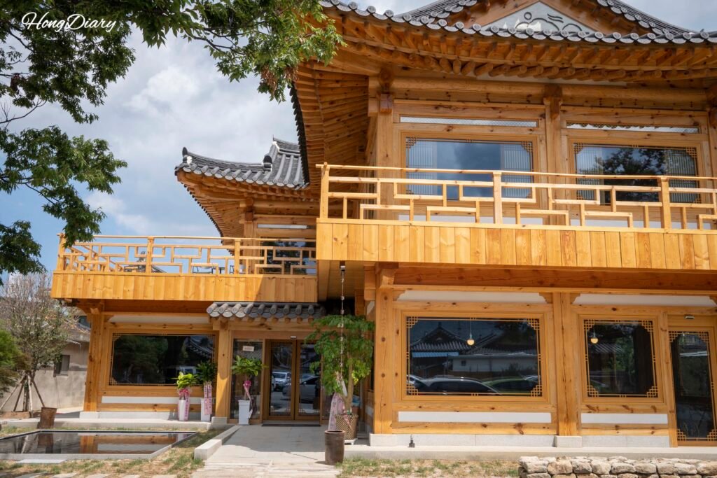 Exterior del café hanok Bichae Bogette en Hwangnidan-gil, Gyeongju