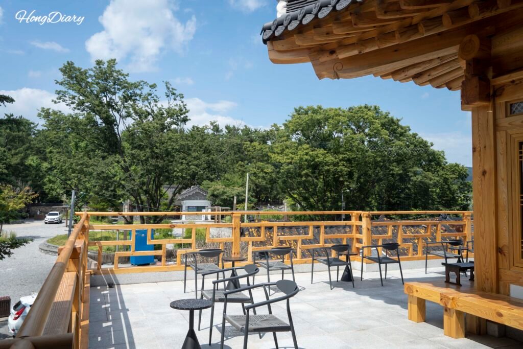 Outdoor terrace seating at Bichae Bogette, Hwangridangil, Gyeongju