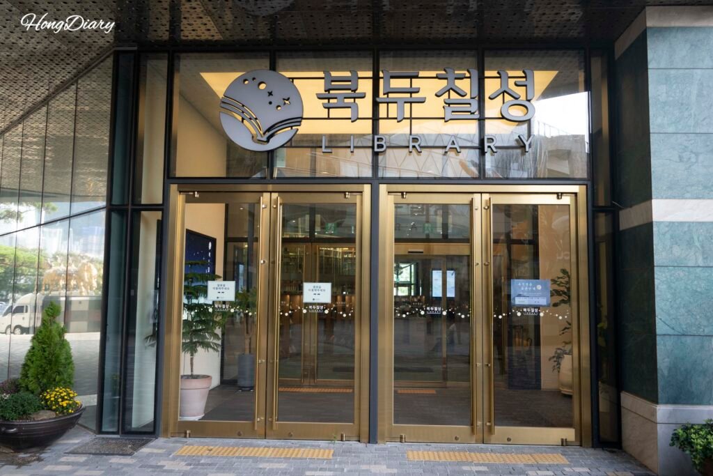 Entrada a la Big Dipper Library en el Edificio B de Hyupsung Marina G7, Busan