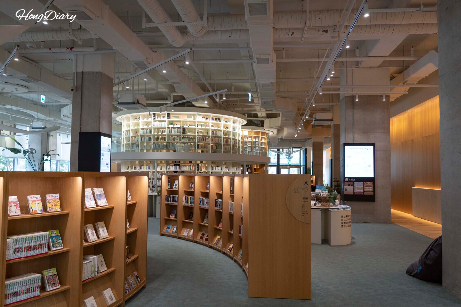 Interior de la Big Dipper Library, biblioteca turística en Busan con estanterías circulares