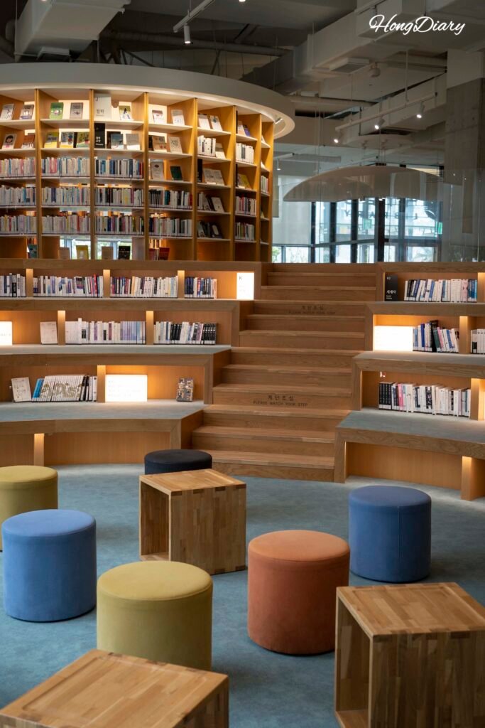 北斗七星図書館の内部、円形書架と自然光