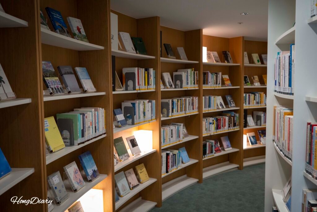 Vista amplia del interior de la Big Dipper Library, Busan