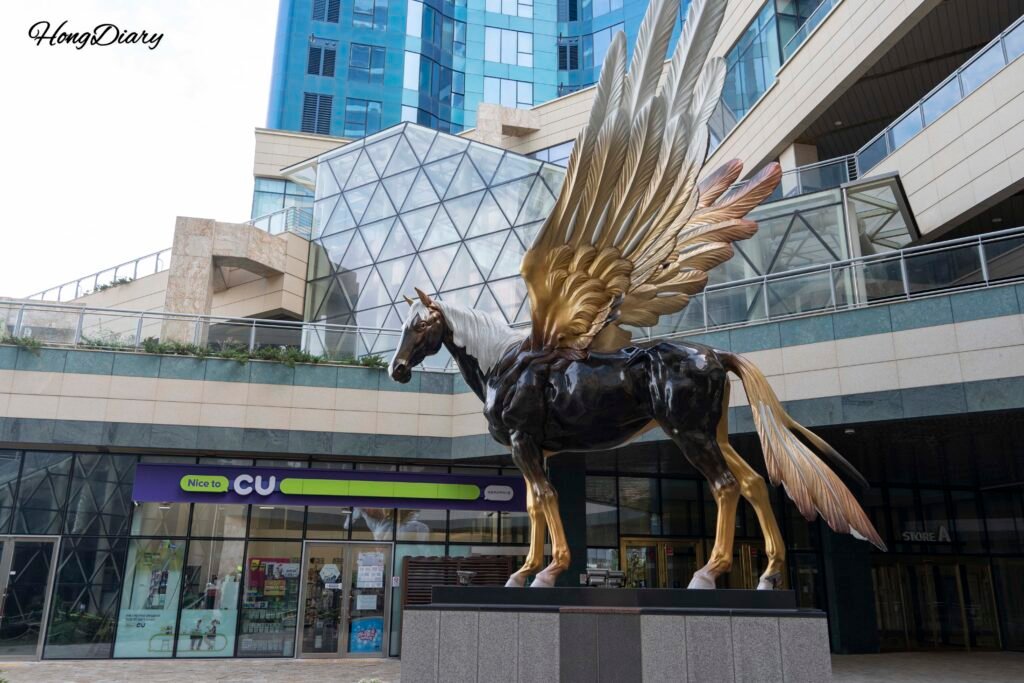 Estatua de Pegaso frente a la Big Dipper Library, Busan