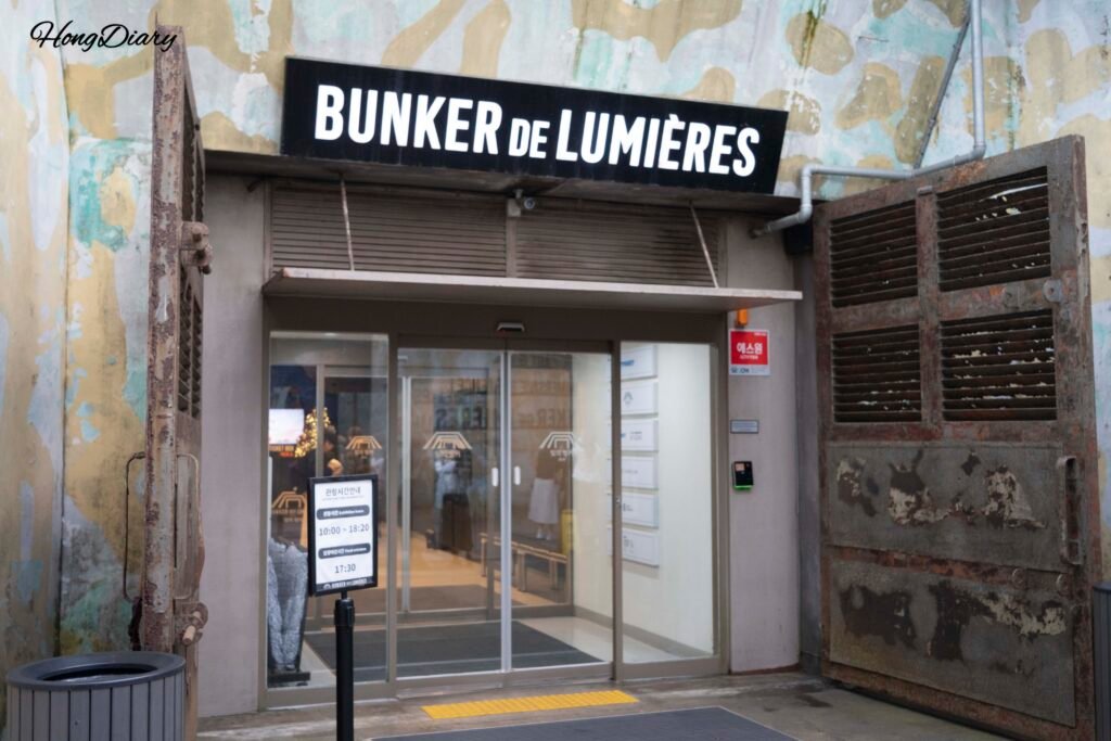Entrada al Bunker des Lumieres Jeju en Seongsan Seogwipo Corea del Sur