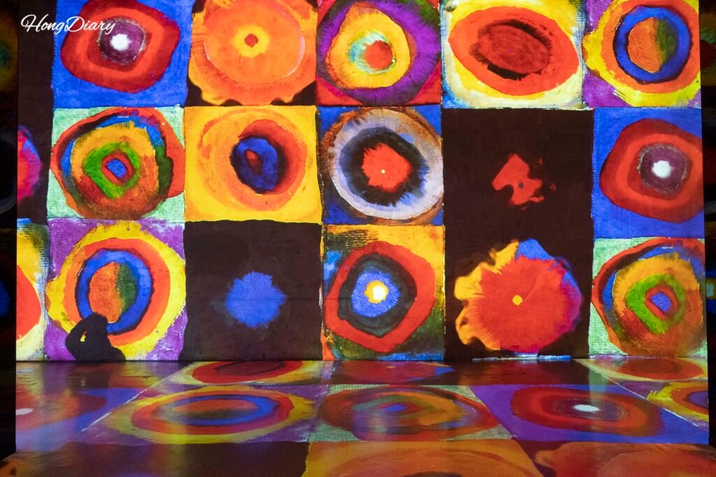 Proyección de arte inmersivo en el interior del Bunker des Lumieres Jeju