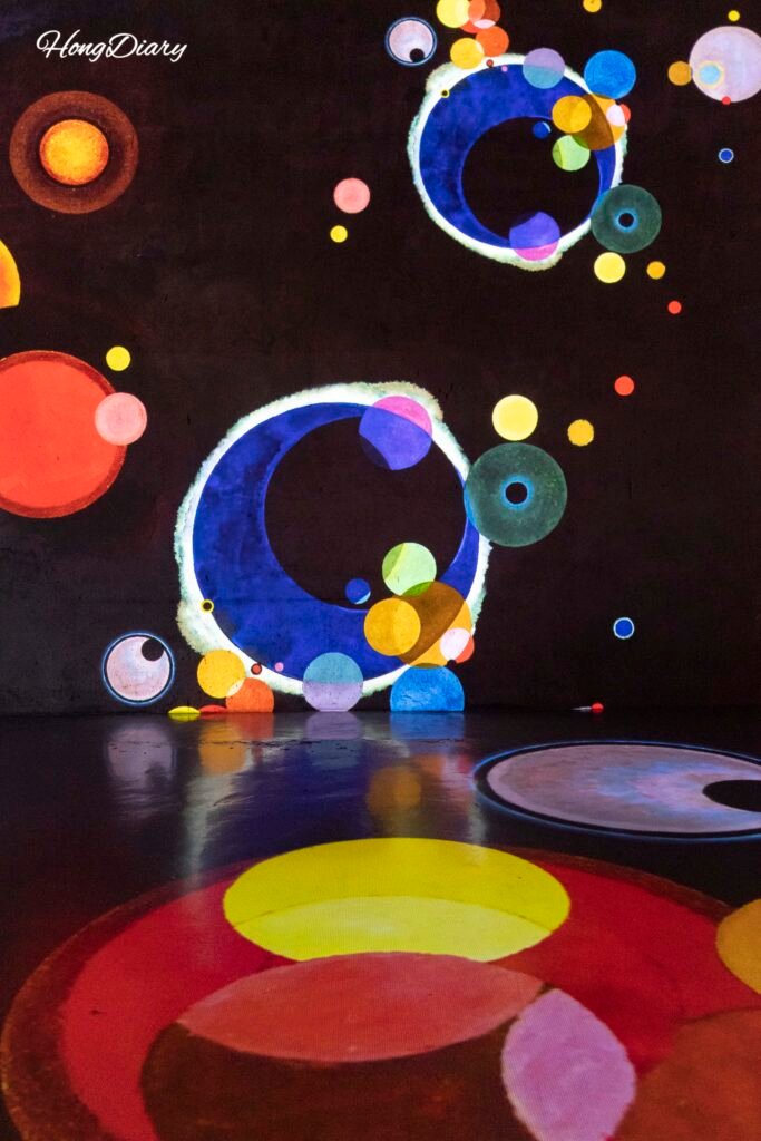 Arte inmersivo proyectado en todas las superficies del Bunker des Lumieres Jeju