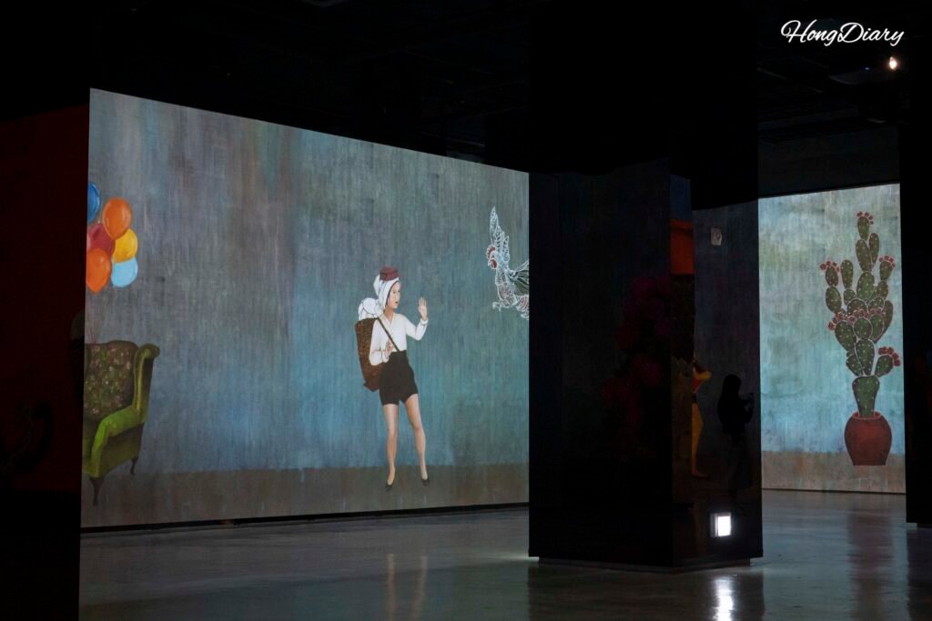 Exhibición con elementos visuales relacionados con Corea dentro del Bunker des Lumieres Jeju