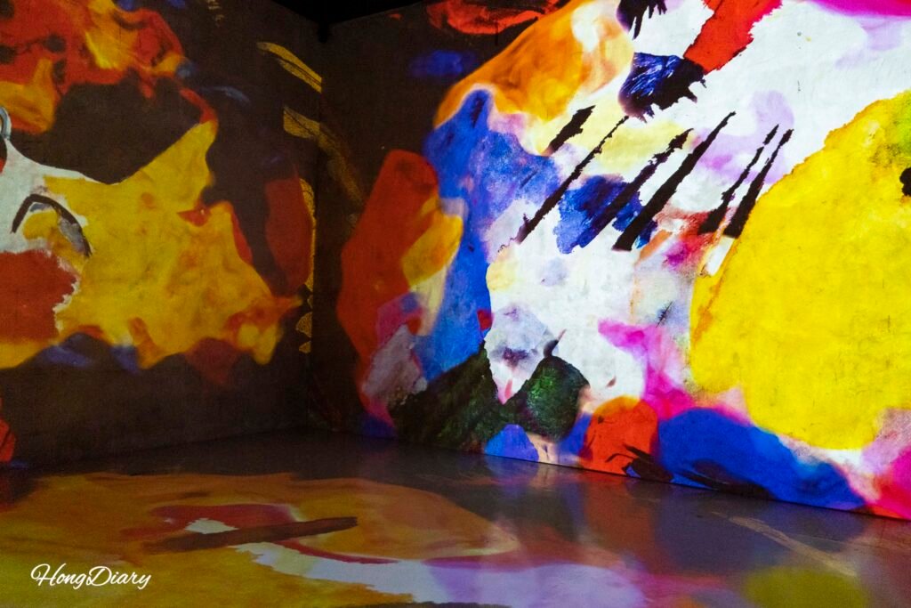済州島光のバンカーの没入型メディアアート展示、色彩豊かな映像