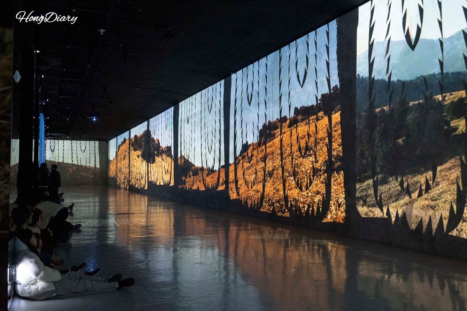 済州島光のバンカー内部のプロジェクションマッピング展示、壁と床全体に映し出される映像
