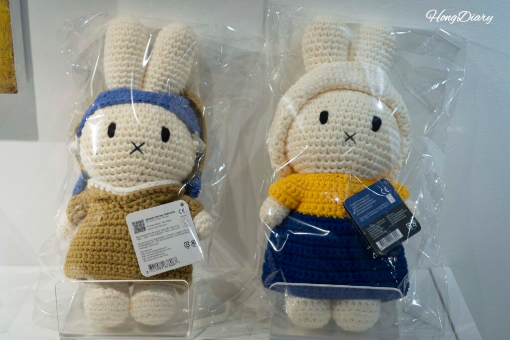 Muñeco comprado en la tienda de recuerdos del Bunker des Lumieres Jeju